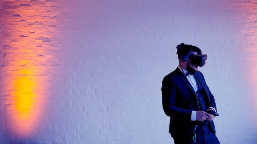 Person mit Virtual Reality Brille.